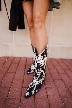 Cow Print On-trend Pointed Toe Boots -Prettytina H22100958 BK 3